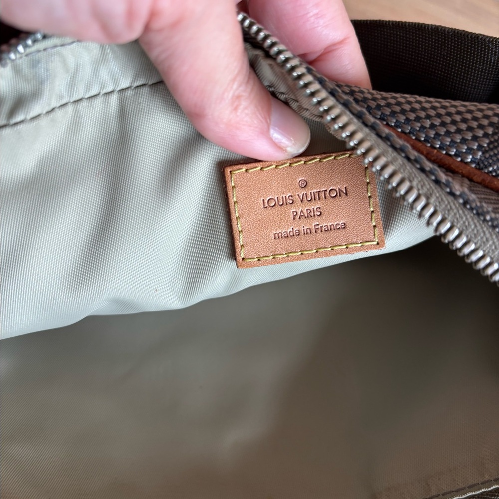 Authentic Louis Vuitton crossbody Fannie pack - Picture 8 of 9
